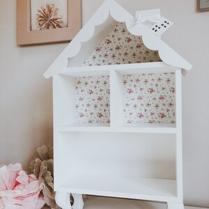 petite maison de poupée mignonne en bois, maison rétro sur pieds, maison blanche avec un motif de fleur, maison de souris, fait main image 3