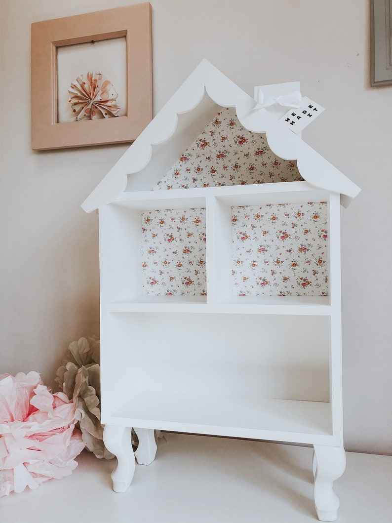 petite maison de poupée mignonne en bois, maison rétro sur pieds, maison blanche avec un motif de fleur, maison de souris, fait main image 3