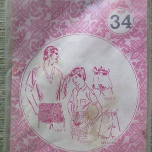 Op de afbeelding: Een naaipatroon voor een korte broek. Het patroon bevat drie verschillende aanzichten: Aanzicht A, Aanzicht B en Aanzicht C. Het patroon is voor maat 34. Het patroon is van Patterns Paper 2009.
