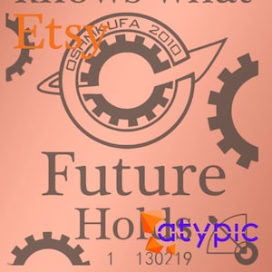 Puede incluir: Un logotipo de engranaje marrón y blanco con el texto "Etsy" en naranja y "Future Holds" en negro. El logotipo está sobre un fondo melocotón con un engranaje más pequeño en la esquina inferior derecha.