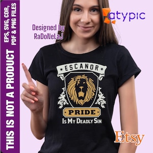 Puede incluir: Camiseta negra con un gráfico de un león con una corona y el texto "*ESCANOR* PRIDE Is My Deadly Sin".