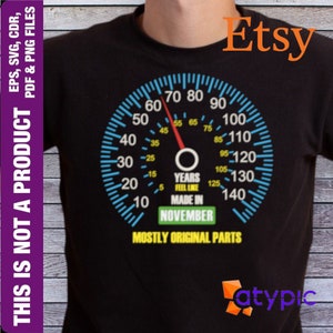 Puede incluir: Una camiseta negra con un gráfico de velocímetro que dice "Years Feel Like Made In November Mostly Original Parts".
