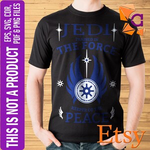 Puede incluir: Una camiseta negra con un diseño gráfico blanco que presenta un símbolo Jedi, el texto "Jedi", "Entrenado en la Fuerza", y "Guardián de la Paz".
