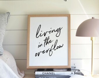 Stampa biblica. Arredamento d'arte minimalista. Vivere nell'Overflow. Citazione scritta a mano. Poster positività. Arte cristiana ispirazionale. Dire in famiglia.