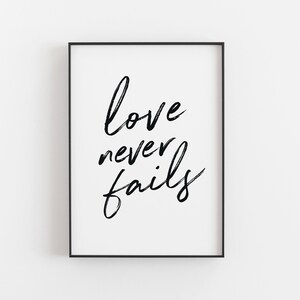 L'amore non fallisce mai nella stampa d'arte moderna. Poster tipografico scritto a mano. Agriturismo Casa Decor. Poster citazione Bibbia. Christian Wall Art. Regalo amico. immagine 2