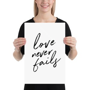 L'amore non fallisce mai nella stampa d'arte moderna. Poster tipografico scritto a mano. Agriturismo Casa Decor. Poster citazione Bibbia. Christian Wall Art. Regalo amico. 12×18 inches