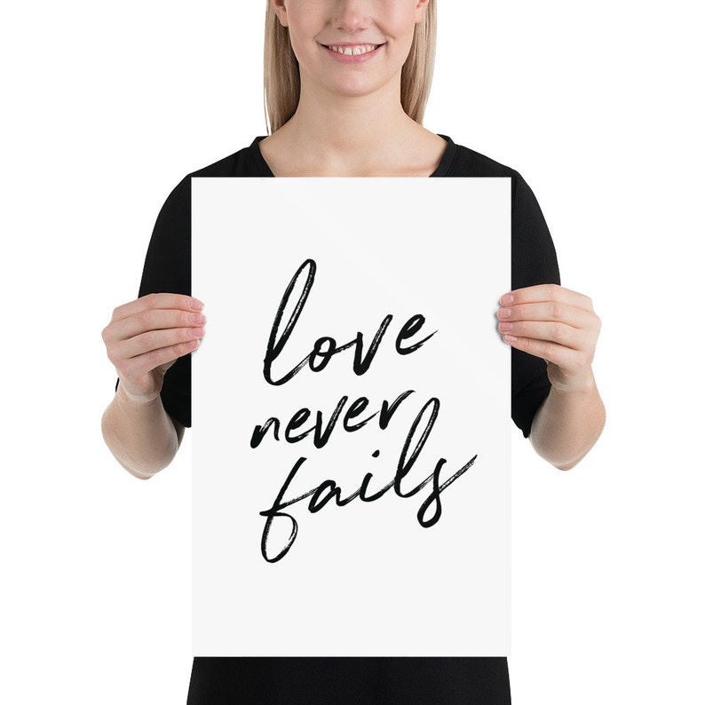 L'amore non fallisce mai nella stampa d'arte moderna. Poster tipografico scritto a mano. Agriturismo Casa Decor. Poster citazione Bibbia. Christian Wall Art. Regalo amico. 12×18 inches