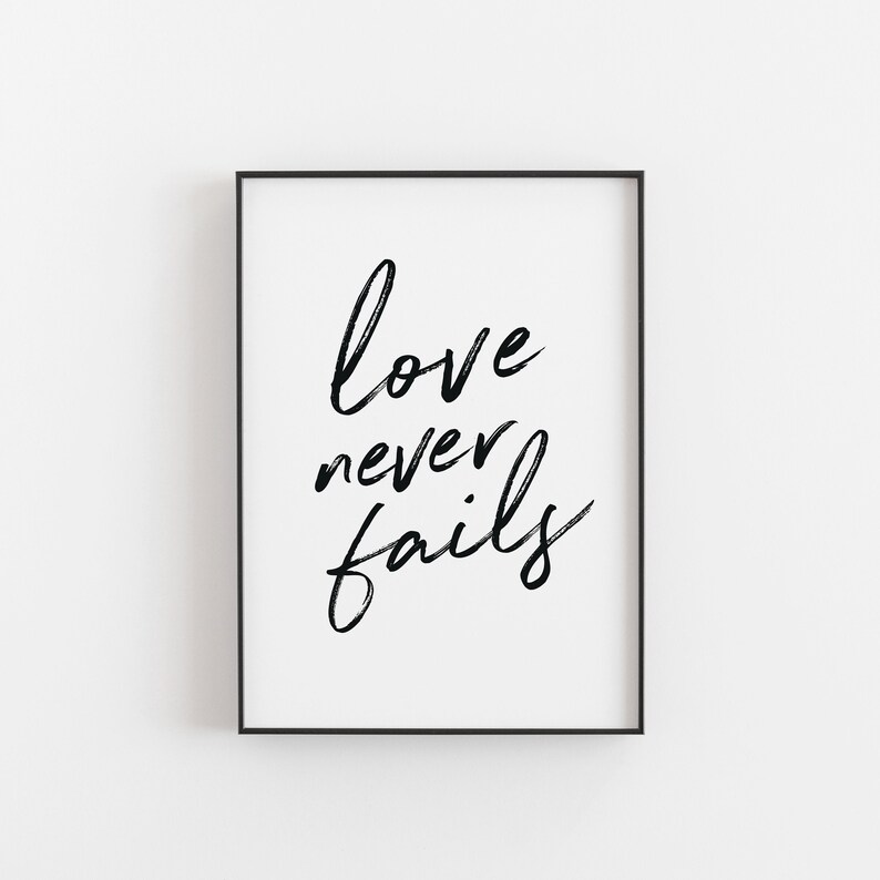 L'amore non fallisce mai nella stampa d'arte moderna. Poster tipografico scritto a mano. Agriturismo Casa Decor. Poster citazione Bibbia. Christian Wall Art. Regalo amico. immagine 2