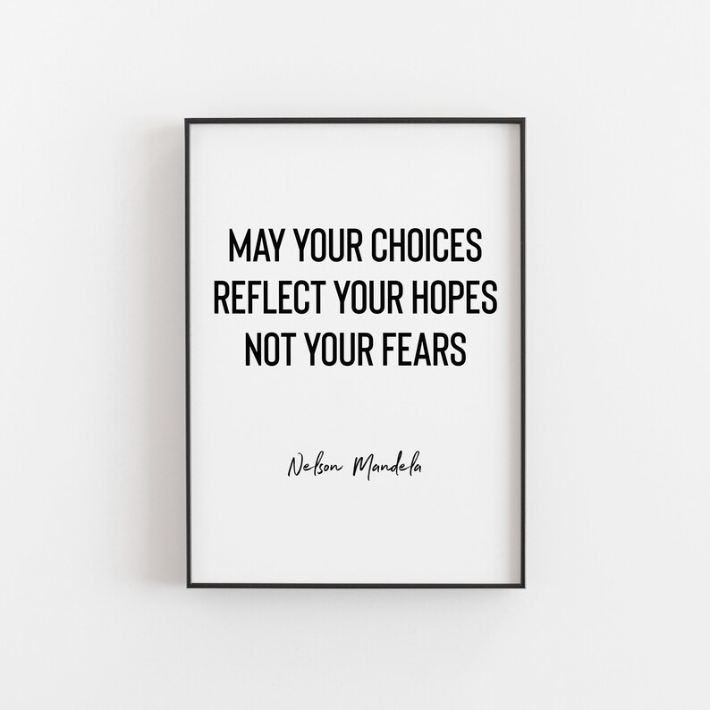 Peut inclure: Impression d'une citation inspirante en noir et blanc avec le texte "Que vos choix refl&egrave;tent vos espoirs et non vos peurs" et l'auteur "Nelson Mandela" en cursive.