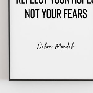 Peut inclure: Impression d'une citation inspirante en noir et blanc avec le texte "R&eacute;fl&eacute;chissez &agrave; vos espoirs et non &agrave; vos peurs" et la signature "Nelson Mandela".