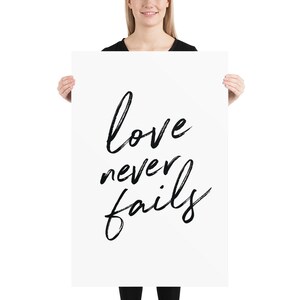 L'amore non fallisce mai nella stampa d'arte moderna. Poster tipografico scritto a mano. Agriturismo Casa Decor. Poster citazione Bibbia. Christian Wall Art. Regalo amico. 24×36 inches