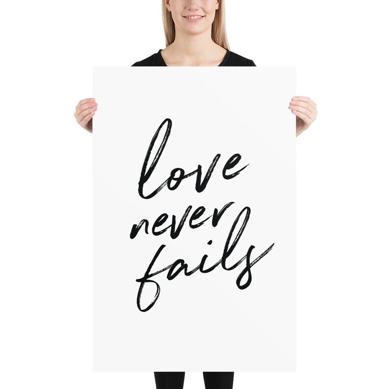 L'amore non fallisce mai nella stampa d'arte moderna. Poster tipografico scritto a mano. Agriturismo Casa Decor. Poster citazione Bibbia. Christian Wall Art. Regalo amico. 24×36 inches