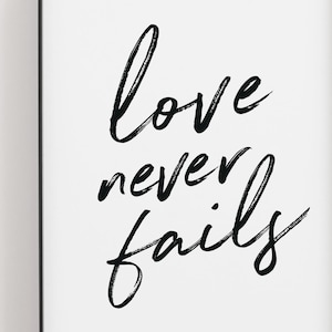 L'amore non fallisce mai nella stampa d'arte moderna. Poster tipografico scritto a mano. Agriturismo Casa Decor. Poster citazione Bibbia. Christian Wall Art. Regalo amico. immagine 3