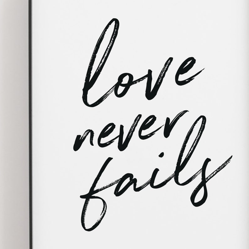 L'amore non fallisce mai nella stampa d'arte moderna. Poster tipografico scritto a mano. Agriturismo Casa Decor. Poster citazione Bibbia. Christian Wall Art. Regalo amico. immagine 3