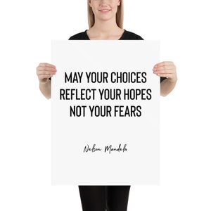 Peut inclure: Une affiche blanche avec du texte noir qui dit "Que vos choix refl&egrave;tent vos espoirs et non vos peurs" et est sign&eacute;e "Nelson Mandela".