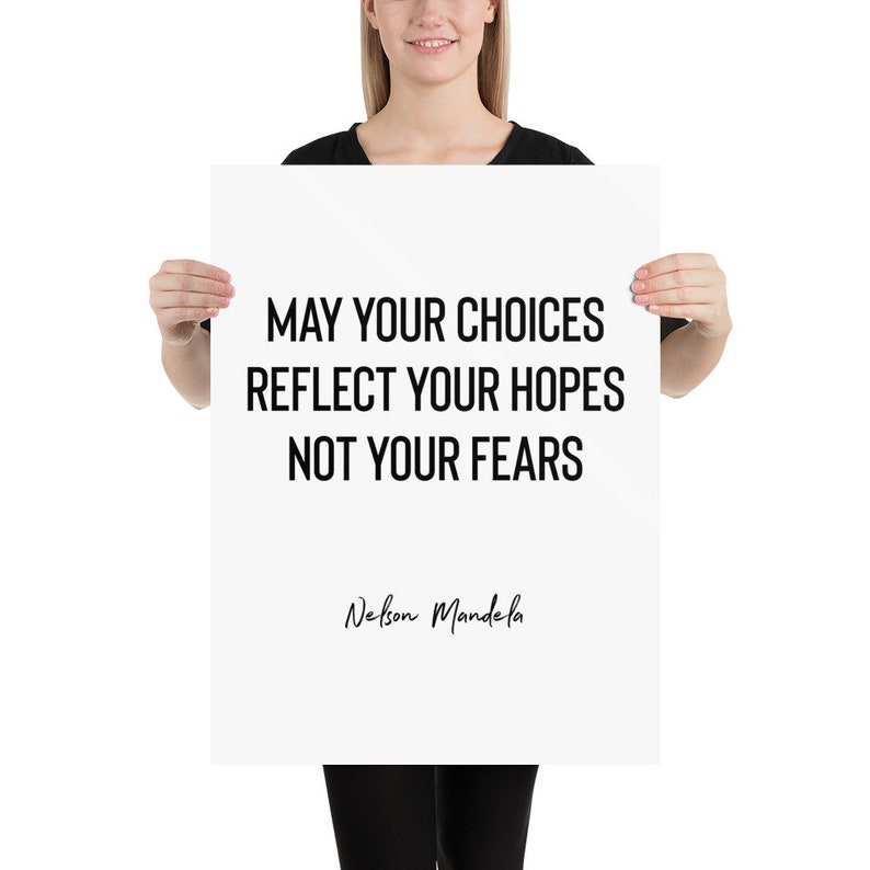 Peut inclure: Une affiche blanche avec du texte noir qui dit "Que vos choix refl&egrave;tent vos espoirs et non vos peurs" et est sign&eacute;e "Nelson Mandela".