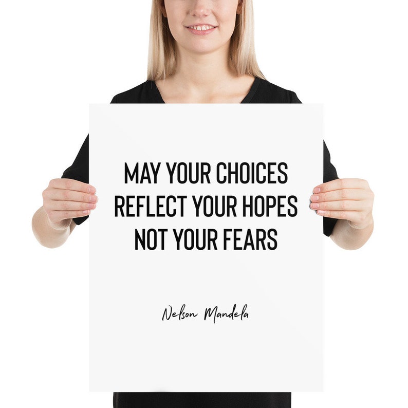 Peut inclure: Une affiche blanche avec du texte noir qui dit "Que vos choix refl&egrave;tent vos espoirs et non vos peurs" et est sign&eacute;e "Nelson Mandela".