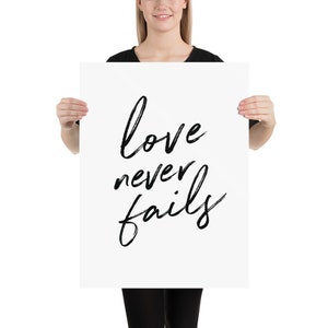 L'amore non fallisce mai nella stampa d'arte moderna. Poster tipografico scritto a mano. Agriturismo Casa Decor. Poster citazione Bibbia. Christian Wall Art. Regalo amico. 18×24 inches