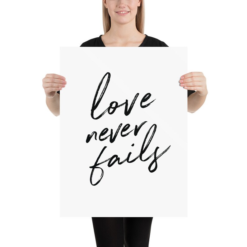 L'amore non fallisce mai nella stampa d'arte moderna. Poster tipografico scritto a mano. Agriturismo Casa Decor. Poster citazione Bibbia. Christian Wall Art. Regalo amico. 18×24 inches