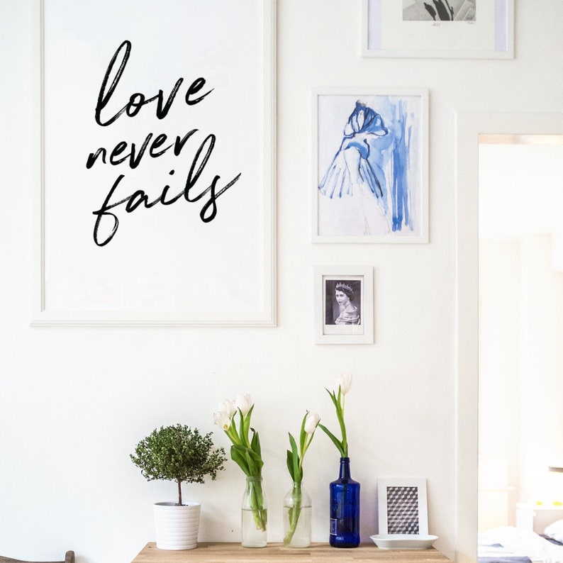 L'amore non fallisce mai nella stampa d'arte moderna. Poster tipografico scritto a mano. Agriturismo Casa Decor. Poster citazione Bibbia. Christian Wall Art. Regalo amico. immagine 1