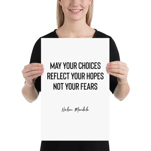 Peut inclure: Une affiche blanche avec du texte noir qui dit "May your choices reflect your hopes not your fears" et "Nelson Mandela" en cursive.