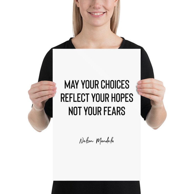 Peut inclure: Une affiche blanche avec du texte noir qui dit "May your choices reflect your hopes not your fears" et "Nelson Mandela" en cursive.