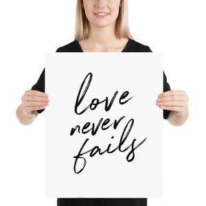 L'amore non fallisce mai nella stampa d'arte moderna. Poster tipografico scritto a mano. Agriturismo Casa Decor. Poster citazione Bibbia. Christian Wall Art. Regalo amico. 16×20 inches