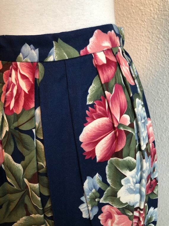 Size 6P Navy Blue Floral Skirt - image 4