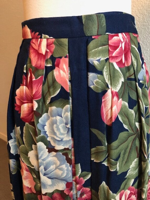 Size 6P Navy Blue Floral Skirt - image 2