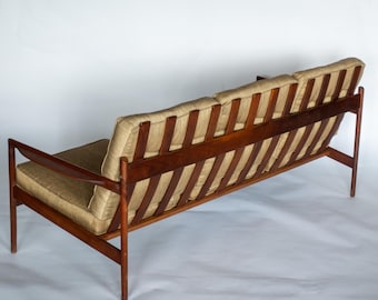 Ib Kofod Larsen para Selig Picket Back Sofa, sofá danés con estructura de nogal MCM