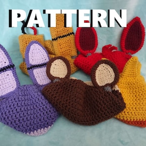 Op de afbeelding: Vijf gehaakte dierenmutsen in verschillende kleuren, waaronder paars, bruin, geel en rood. De mutsen hebben oren en zijn ontworpen om eruit te zien als dierenpersonages. Het woord "PATTERN" staat in witte letters op een blauwe achtergrond bovenaan de afbeelding.