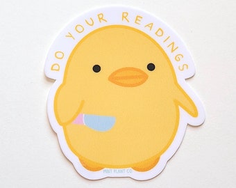 Puede incluir: Un pollito amarillo con un cuchillo sosteniendo un libro azul y rosa con el texto "DO YOUR READINGS" alrededor del pollito.