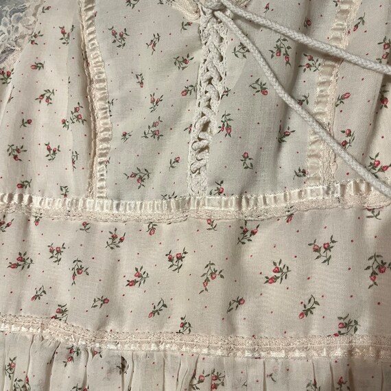Vintage 70s White w/ Pink Rosebuds & Lace Gunne S… - image 10