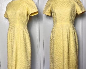 Vintage 1960’s Light Yellow Daisy Flower Short Sleeve Sheath Dress Medium