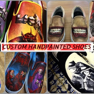 Könnte beinhalten: Eine Collage aus acht Paaren handbemalter Schuhe. Die Schuhe sind alle in verschiedenen Farben und Designs gehalten und zeigen verschiedene Bandlogos und Figuren. Der Text "CUSTOM HANDPAINTED SHOES" ist in roten Buchstaben in der Mitte der Collage dargestellt.