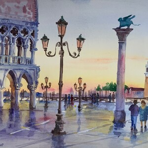 Puede incluir: Pintura acuarela de un paisaje urbano con un edificio alto, un puente y una farola. La escena est&aacute; pintada en tonos azules, grises y rosas, con una sensaci&oacute;n suave y de ensue&ntilde;o.
