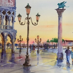 Puede incluir: Pintura acuarela de una ciudad con un gran edificio, una columna coronada por una estatua de le&oacute;n y una torre alta en el fondo. La escena est&aacute; iluminada por farolas y el cielo es de un suave naranja y rosa.
