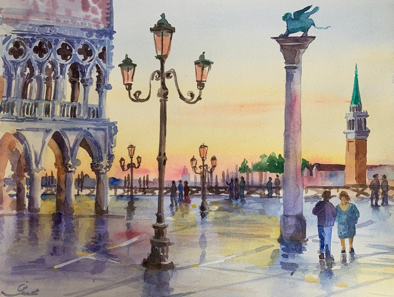 Puede incluir: Pintura acuarela de una ciudad con un gran edificio, una columna coronada por una estatua de le&oacute;n y una torre alta en el fondo. La escena est&aacute; iluminada por farolas y el cielo es de un suave naranja y rosa.