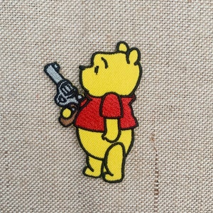 Poeh met pistool patches ijzer op Poeh ijzer op patch patches voor Jassen borduurwerk patch Patch voor rugzak Iron On Patch patches voor hoeden