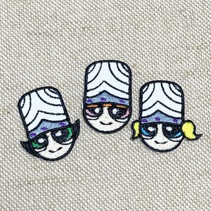 Puede incluir: Tres parches bordados para planchar con los personajes de las Chicas Superpoderosas, Bombón, Burbuja y Bellota. Cada parche tiene un sombrero a rayas blanco y negro con una banda morada y una cara de dibujos animados con ojos grandes.