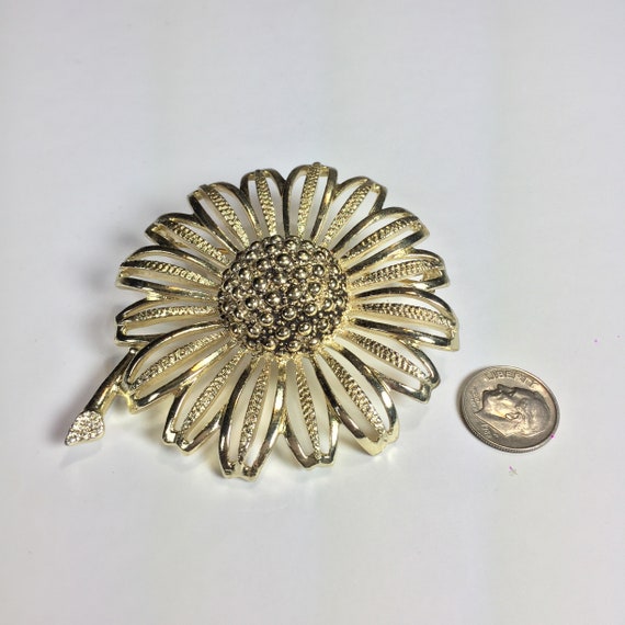 Vintage oversized gold tone Sarah Coventry flower… - image 9
