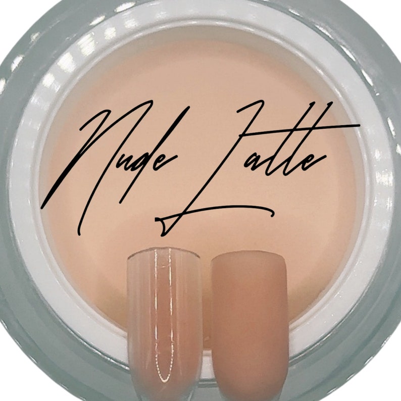 Puede incluir: Un tarro de polvo acr&iacute;lico de color nude latte con las palabras "Nude Latte" escritas en la etiqueta. Se muestran dos peque&ntilde;os tarros de vidrio del polvo junto al tarro.