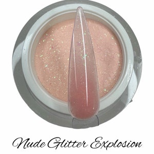 Puede incluir: Primer plano de un frasco de esmalte de uñas de brillo nude. El frasco es blanco con una tapa plateada. El esmalte de uñas es de color rosa claro con brillo iridiscente.