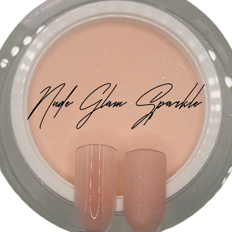 Puede incluir: Un tarro de esmalte de u&ntilde;as de brillo nude con el texto "Nude Glam Sparkle" en la etiqueta. Se muestran dos puntas de u&ntilde;as transparentes con el esmalte de brillo aplicado.