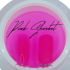 Puede incluir: Dos muestras de esmalte de u&ntilde;as rosa en un recipiente blanco con el texto "Pink Sherbet" escrito en cursiva negra.