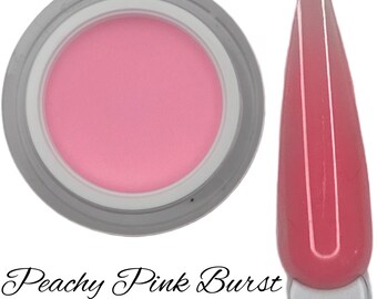 Könnte beinhalten: Ein kleines Glas mit peachfarbenem, rosafarbenem Dip-Pulver für Nägel. Das Pulver ist hellrosa mit einem leichten Schimmer. Das Glas ist mit "Peachy Pink Burst" beschriftet.
