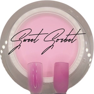 Puede incluir: Un polvo de inmersi&oacute;n para u&ntilde;as de color rosa en un frasco transparente con tapa blanca. El frasco tiene una etiqueta negra con el texto "Sweet Sorbet". Se muestran dos puntas de u&ntilde;as, una con un efecto degradado rosa y la otra con un color rosa s&oacute;lido.