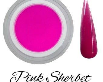 Könnte beinhalten: Ein Tiegel mit leuchtend rosa Gel-Nagellack neben einer lackierten Nagelspitze. Der Nagellack hat eine leuchtende, einfarbige rosa Farbe. Der Text "Pink Sherbet" steht darunter in Schreibschrift.