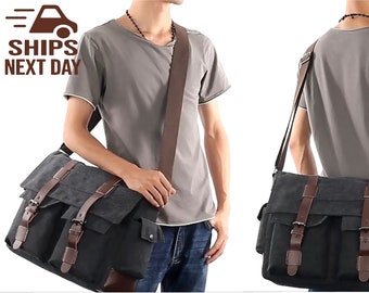 Könnte beinhalten: Eine schwarze Canvas-Messenger-Tasche mit braunen Lederriemen und Schnallen. Die Tasche hat zwei große Fronttaschen und eine kleinere Tasche an der Seite. Die Tasche wird von einer Person getragen.