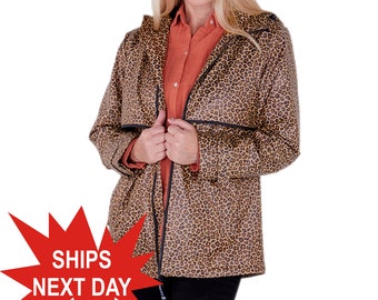 Manteau de pluie monogrammé Charles River Leopard, veste de pluie personnalisée New Englander, veste de pluie monogrammée Léopard monogrammé Leopard Full Zip